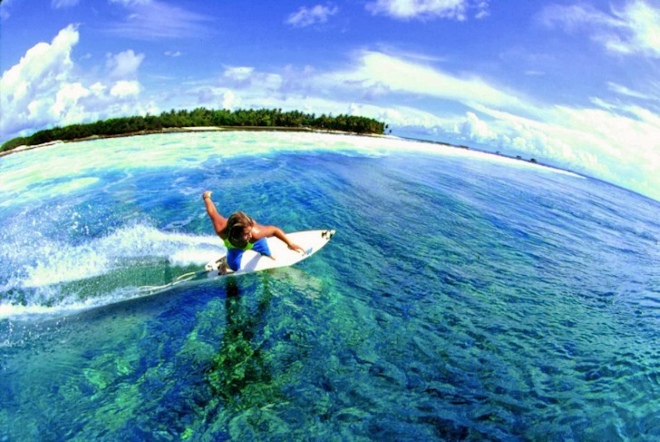 На острове можно заняться серфингом