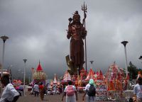 Статуя Шивы на подъезде к Ганга Талао в день праздника