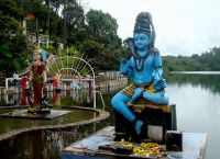 Статуи индуистских божеств на берегу озера