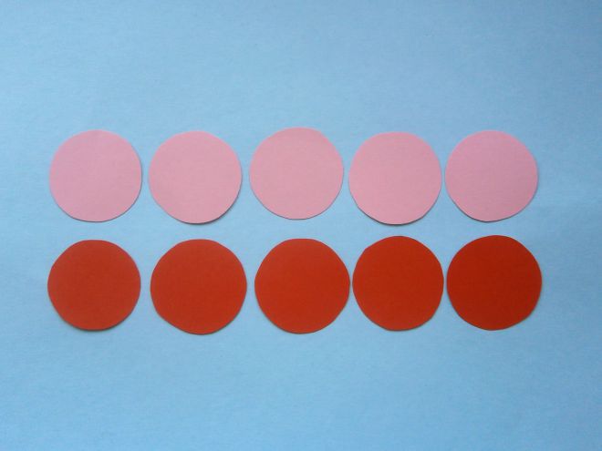 Изрежете кръговете от червена и розова хартия