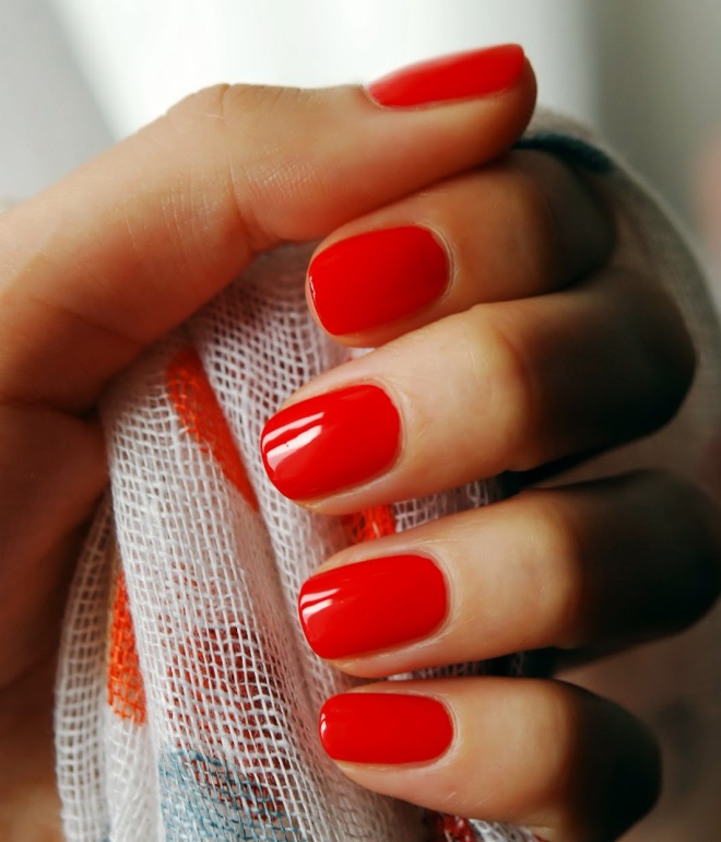 manicure na krótkich paznokciach z czerwonym żelowym lakierem 1