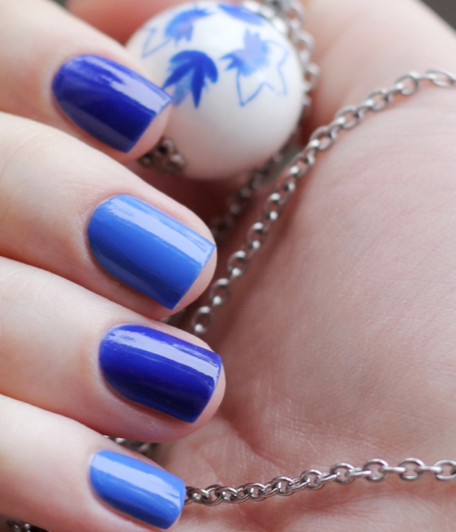 niebieski lakier żelu na krótkich paznokciach 2