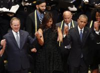 Джордж Буш-младший приплясывал на церемонии прощания 
