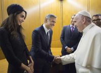 Джордж Клуни счастлив пожать руку понтифику