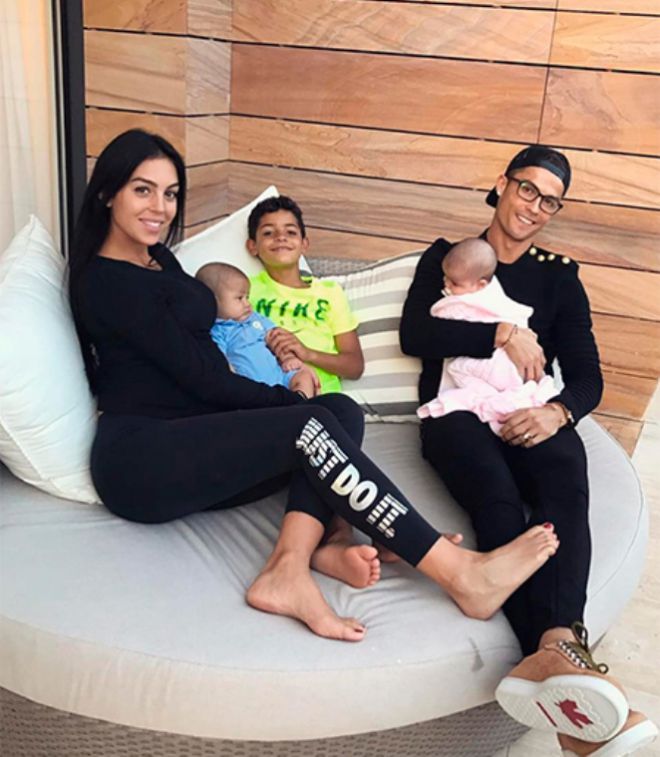 Джорджина Родригес и Криштиану Роналду с детьми, рожденными суррогатной матерью