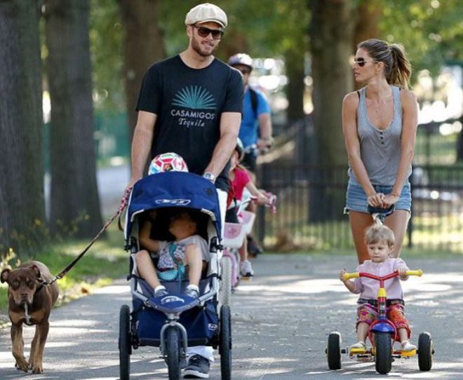 Жизель Бундхен с детьми и мужем