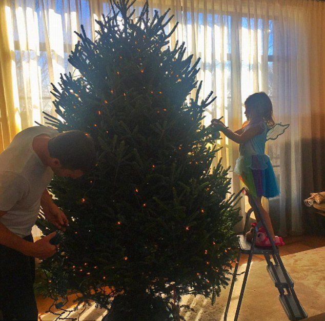 Том и малышка Вивиан наряжает елку