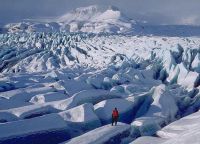 Ледник похож на бескрайнее белоснежное поле