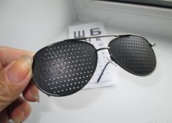 czarne okulary z dziurami