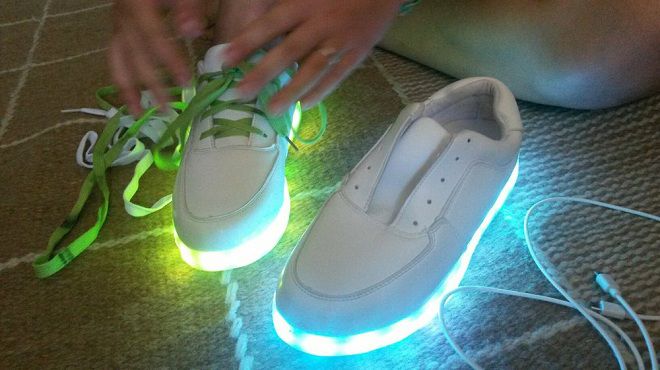 как заряжать светящиеся кроссовки