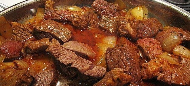 Голаш от говеждо месо с доматена паста