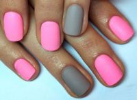szary różowy manicure 1