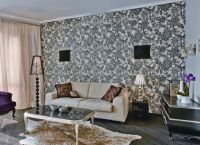 design obývacího pokoje se šedou tapetou 1