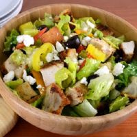 Grčki salatni recept s rogovima i piletinom