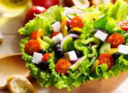 Рецепта на гръцката салата със сирене и маслини