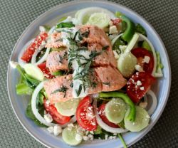 Grčka salata s lososom