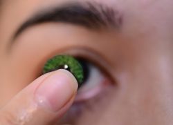 zelené čočky pro hnědé oči