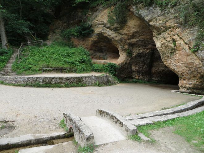 У пещеры Гутманя