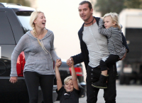Россдэйл с детьми и своей любовницей Минди Манн на прогулке