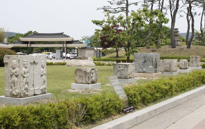 Старинные буддийские статуи на территории Государственного музея Кенджу