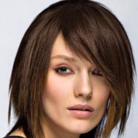 fryzury z ukośnymi grzywami na średnich włosach 5