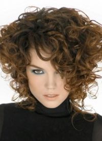 fryzury dla średnich falistych włosów 4