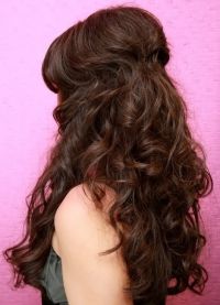 piękne fryzury z lokami na długie włosy 8