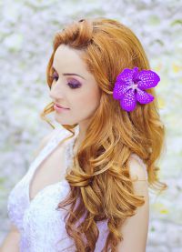 fryzura z kwiatami we włosach 9