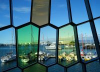 Вид на гавань через разноцветные стекла