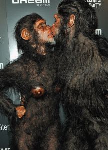 2011 год бывшие муж и жена Хайди и Сил изображают обезьян