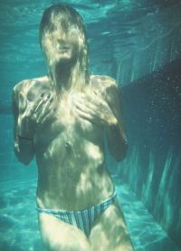 Фотофакт Хайди Клум плавает в бассейне топлес