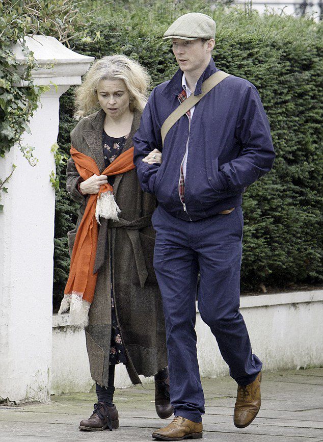 Хелена Бонэм Картер замечена на прогулке по Лондону с неизвестным мужчиной