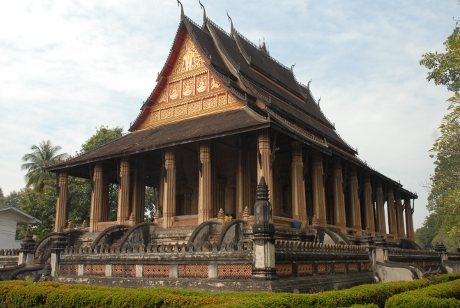 Фасад храма обильно украшен