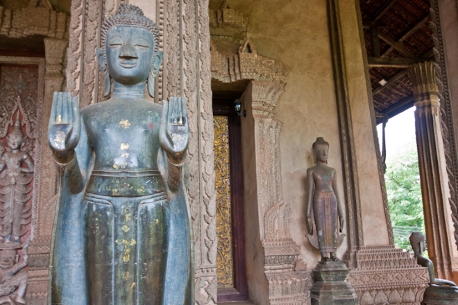 Статуи Будды внутри храма