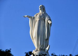 Статуя Девы Марии на горе Сан-Кристобаль