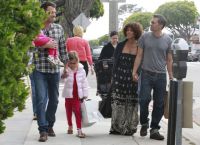 Бен Аффлек с детьми, Холли Берри и Оливье Мартинес на прогулке