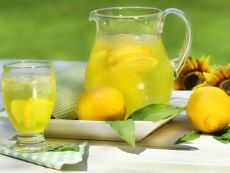 domowej lemoniady z cytryny