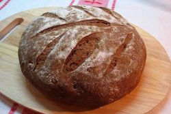 domowy chleb drożdżowy w piecu fińskim