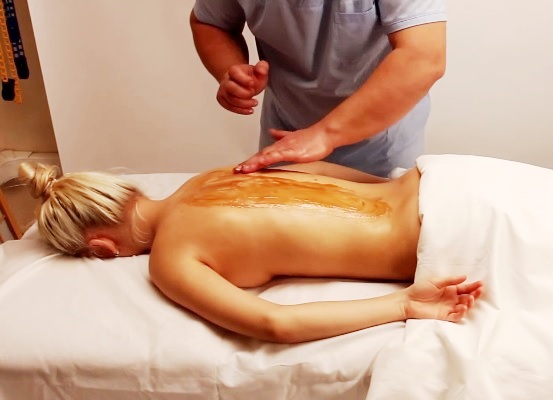 Медена масажа леђа са остеохондрозо 2
