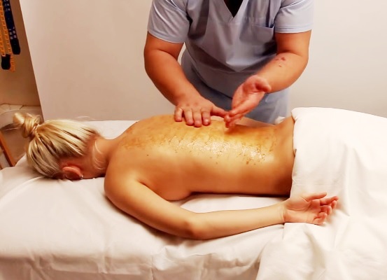 Medena masaža hrbta za osteohondrozo 3