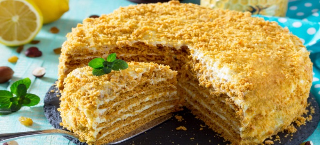 klasična kolača od meda s receptom za kiselo vrhnje