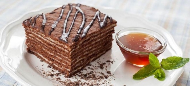 шоколадова медена торта със заквасена сметана