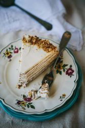 Recept na lahodný medový dort se zakysanou smetanou