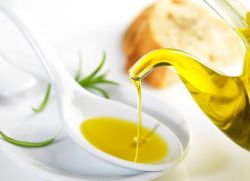 Olivový olej s medem na prázdném žaludku
