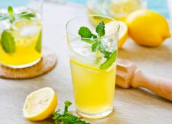 medová voda s citronovým hladováním