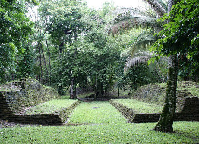 Руины города майя Нум-Ли-Пунит