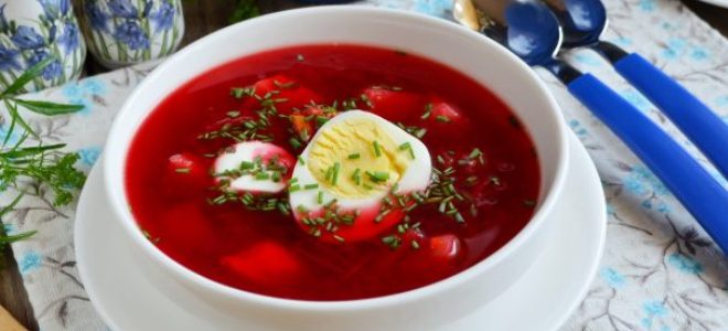 Hotová polévka z červené řepy s vejcem - klasický recept