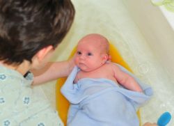 как да се изкъпете новородено бебе