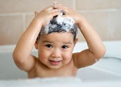 Как правильно мыть голову ребенку