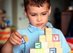 како се аутизам манифестује код деце
